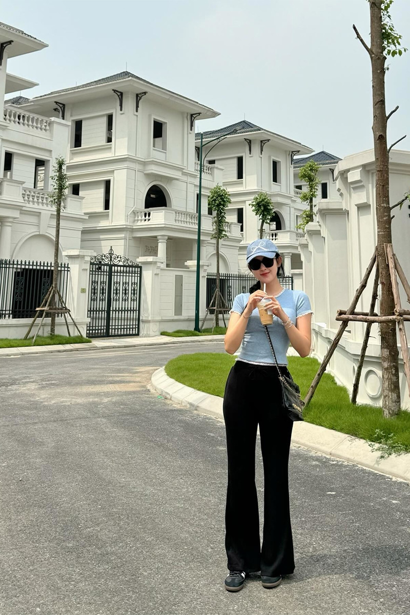 Biệt thự 3 tầng ở ngoại thành của mỹ nhân Hà Nội 30 tuổi chưa lấy chồng, được báo Trung khen là 