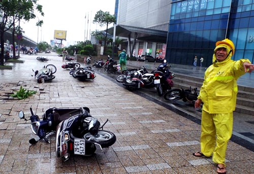 
Hàng loạt xe máy đổ rạp khi đi dưới chân tòa nhà Keangnam Hà Nội sáng ngày 28/7. Ảnh: T.N
