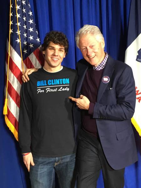 Ông Bill Clinton và chàng trai mặc chiếc áo in dòng chữ Bill Clinton là Đệ nhất phu nhân.