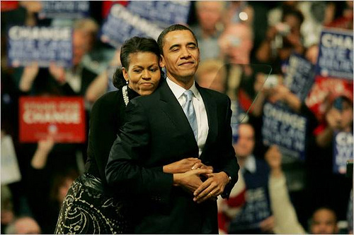 
Khoảnh khắc vợ chồng ông Obama thể hiện tình cảm trước những người ủng hộ trong cuộc đua vào Nhà Trắng.
