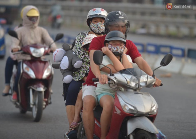 
Nhiều gia đình ở quanh khu vực Thủ đô chọn giải pháp di chuyển bằng xe máy để tránh cảnh chen lấn trên xe khách. Ảnh: Phương Thảo

