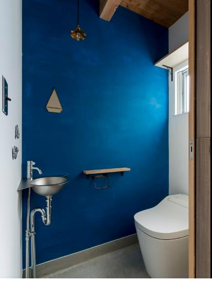 Khu vực vệ sinh thông thoáng, sạch sẽ được với bức tường xanh đậm mát mắt.