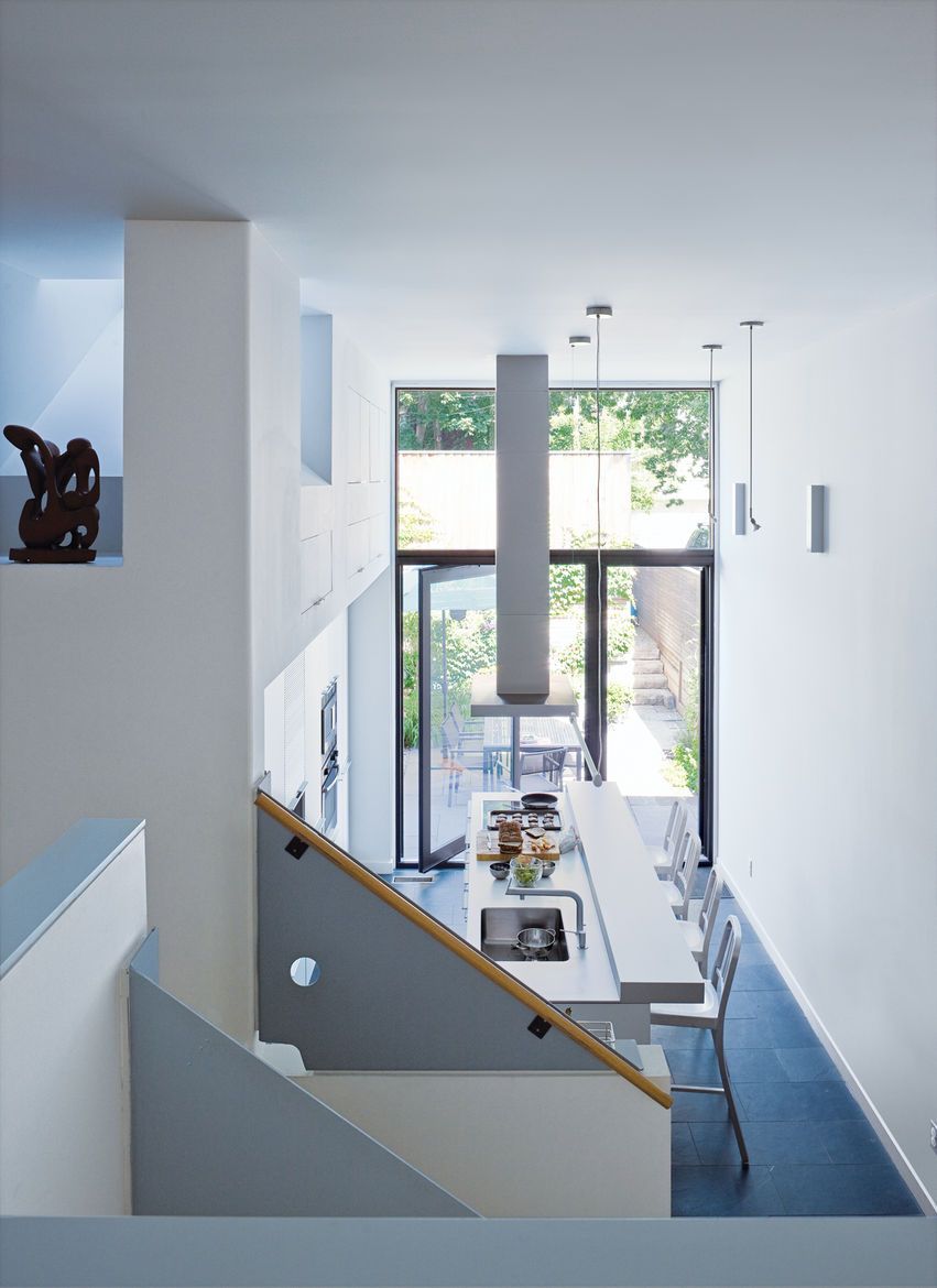 
Sàn xanh dương cùng tường trắng kết hợp hoàn hảo với nội thất.
