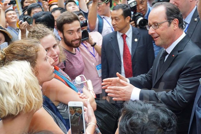 Ngài Tổng thống gặp 2 đoàn du khách Pháp và đã nói chuyện rất thân tình. (Ảnh: Minh Sơn/Vietnam+)