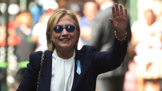 
Bà Clinton vẫy tay khi rời nhà con gái hôm 11-9. Ảnh:AP
