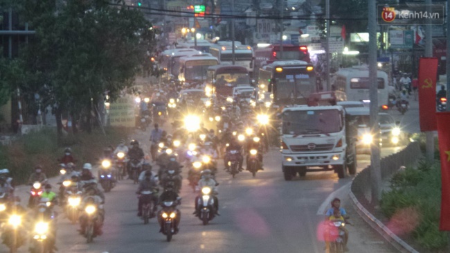 
Tại cửa ngõ phía Tây Sài Gòn, lượng phương tiện bắt đầu nối đuôi nhau hướng về thành phố. Ảnh: Tứ Quý
