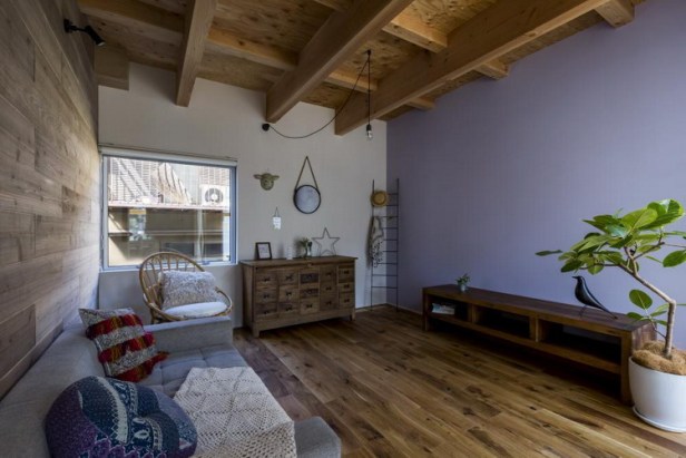 Nội thất bên trong ngôi nhà hầu hết được làm từ gỗ tạo không gian ấm cúng mà không kém phần sang trọng cho ngôi nhà.