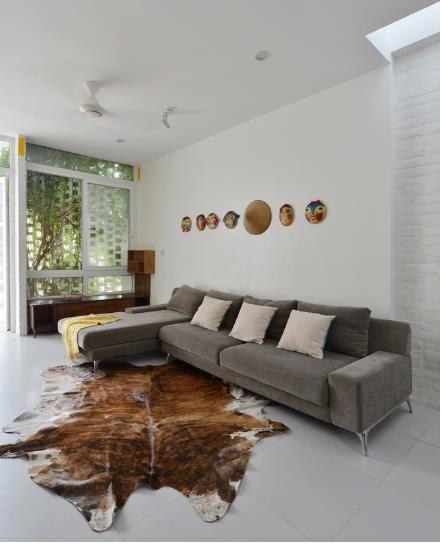 Chiếc thảm nơi phòng khách cũng sẽ thu hút sự chú ý của mọi người khi vào thăm nhà.