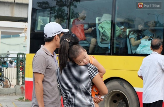 
Nhiều trẻ em tỏ ra mệt mỏi sau khi xuống xe, ngủ ngặt nghẽo trên vai bố mẹ. Ảnh: Định Nguyễn

