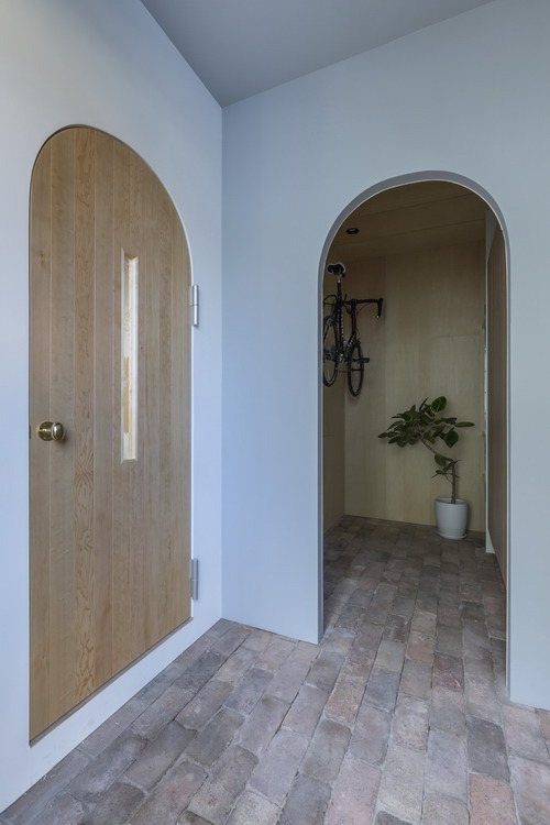 Những cánh cửa hình vòm tạo nên vẻ đẹp mềm mạị, độc đáo và mới lạ cho ngôi nhà.