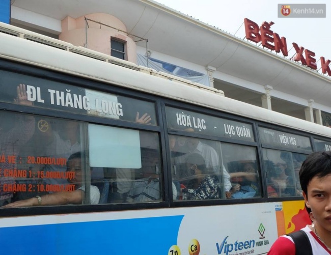 
Các tuyến xe buýt nội thành xuất bến trong tình trạng kẹt cứng người. Ảnh: Định Nguyễn
