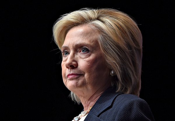 
Bà Clinton đang phải đối mặt nhiều vấn đề từ trận viêm phổi tai hại.
