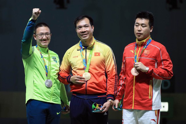 Hoàng Xuân Vinh vượt qua đối thủ người Brazil để giành Huy chương Vàng lịch sử cho Thể Thao Việt Nam.