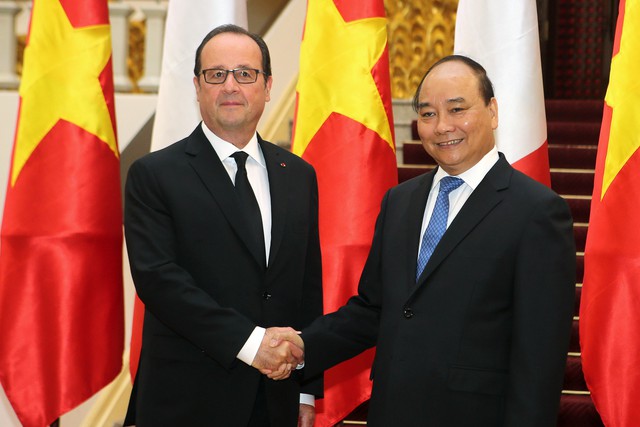 
Thủ tướng Nguyễn Xuân Phúc (phải) bắt tay Tổng thống Hollande trong chuyến công du Việt Nam. Ảnh: Reuters
