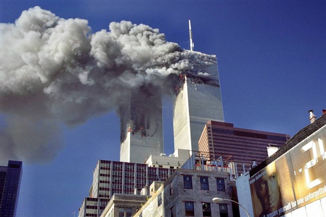 
Khoảnh khắc tháp đôi trung tâm thương mại thế giới Mỹ bốc cháy sau vụ khủng bố.
