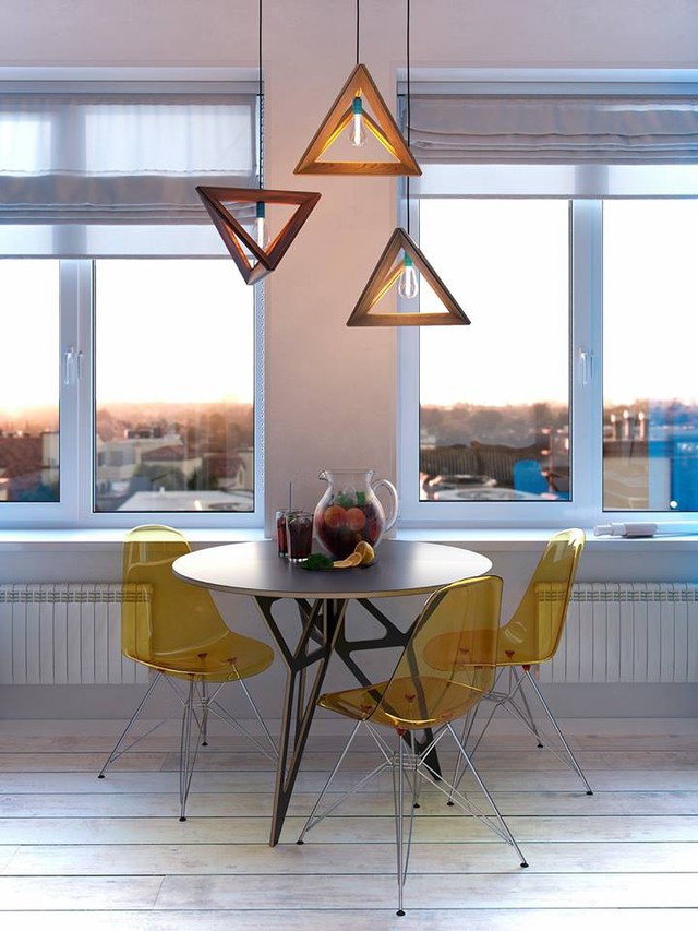 Chiếc bàn ăn tròn nhỏ cùng những chiếc ghế vàng cách điệu được đặt ngay sát cửa sổ thoáng rộng và tràn ngập ánh sáng tự nhiên.