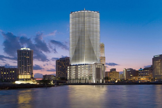 
Ngoài ra, ông còn sở hữu tổ hợp nhà ở, khách sạn Epic nằm tại Miami và biến nó trở thành một trong những khách sạn sang trọng bậc nhất ở Mỹ.
