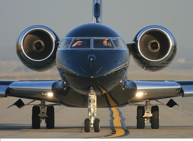 
Chuyên cơ của ông là chiếc Global Express BD-700 do Bombardier chế tạo. Đây là thương hiệu dẫn đầu trong lĩnh vực chế tạo máy bay tư nhân sang trọng. Chiếc phi cơ có giá 45 triệu USD.

