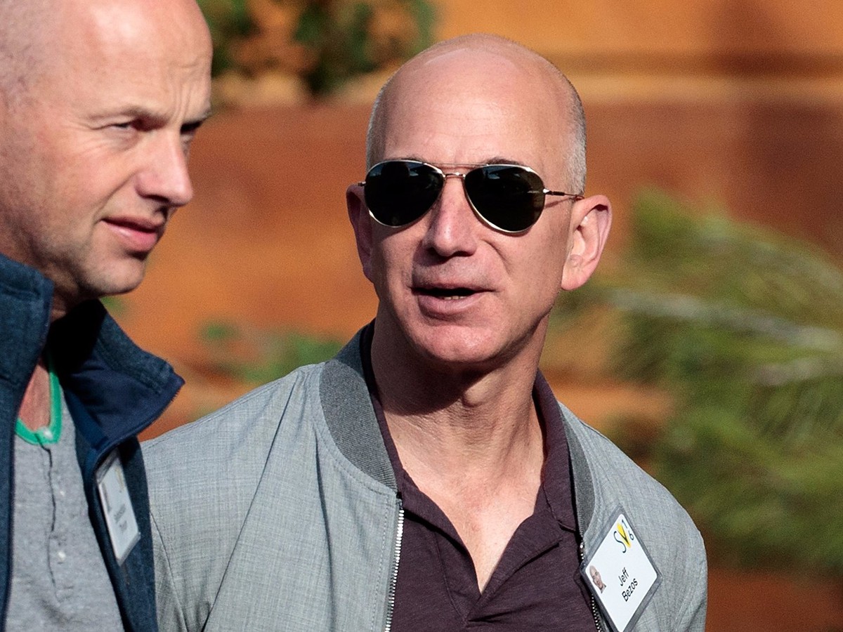 CEO Amazon Jeff Bezos vượt mặt Warren Buffett trở thành người giàu nhất ...