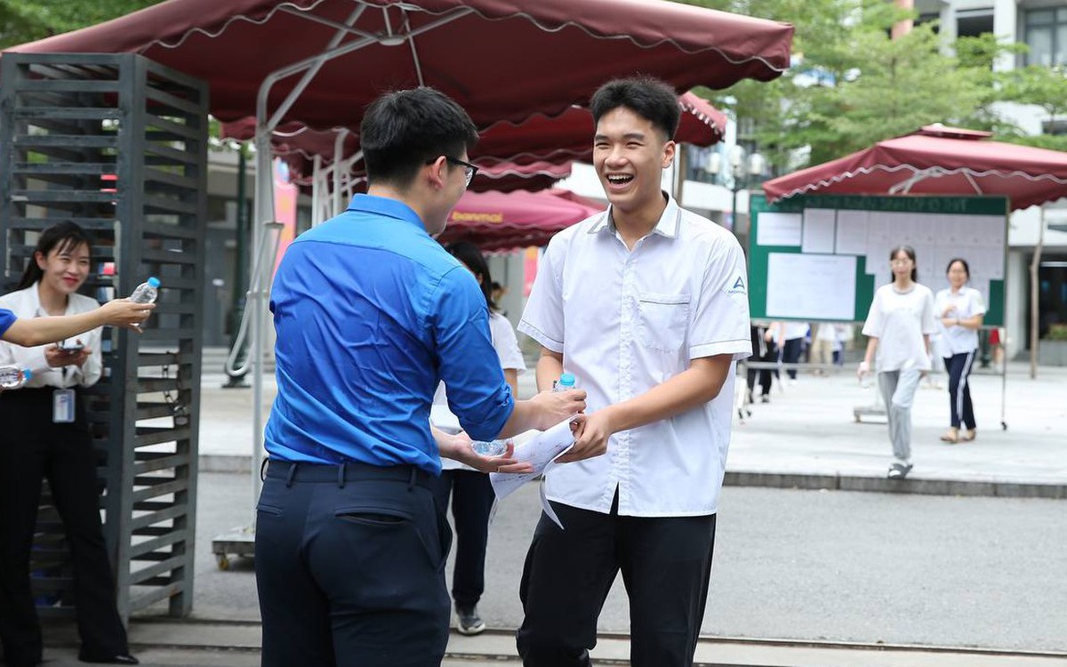 Hết giờ làm bài môn Văn thi vào lớp 10 Hà Nội 2024: Thí sinh "tươi như hoa" vì đề vừa sức