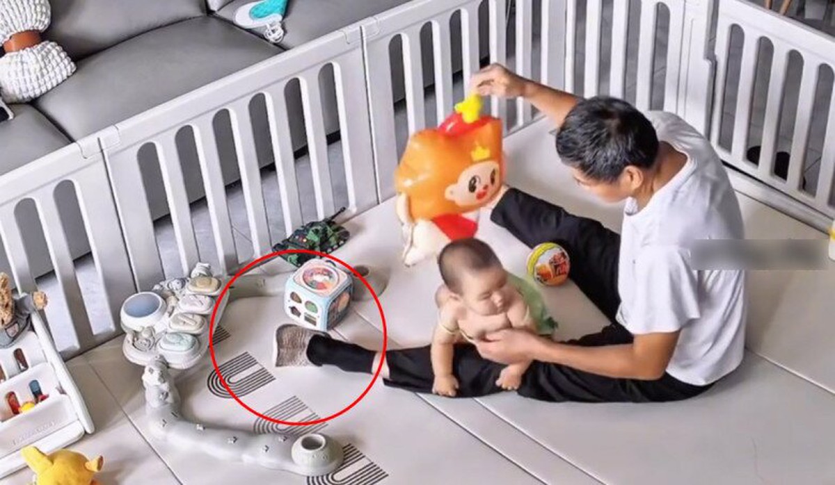 Con dâu ra ngoài nhờ bố chồng ở nhà chăm cháu, 30 phút ...