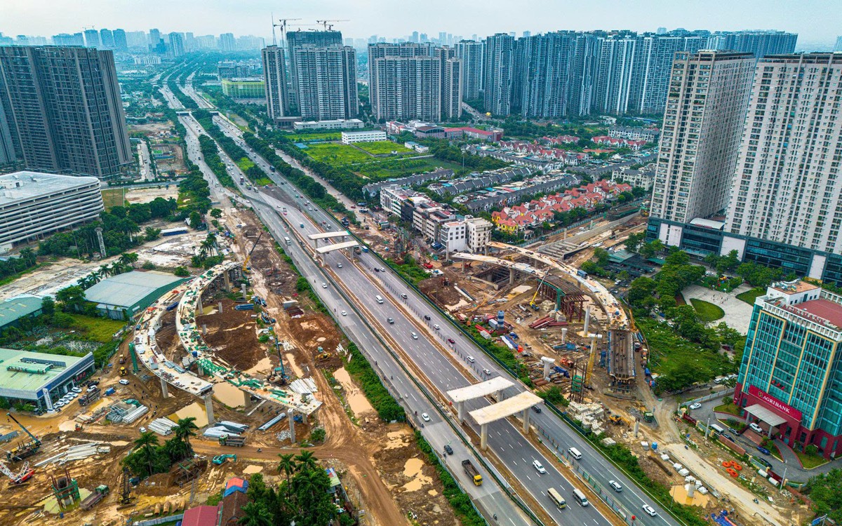 Ngay giữa Đại lộ dài nhất, rộng nhất Việt Nam với 16 làn xe đẹp như Châu Âu đang hình thành 1 nút giao hiện đại, thiết kế đẹp mắt, nằm gần loạt đại đô thị của "ông lớn" Vingroup, Masterise, Geleximco
