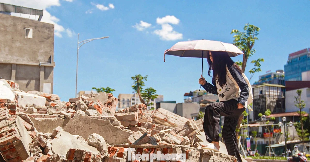 Ngổn ngang những đống phế thải trên Vành đai 1