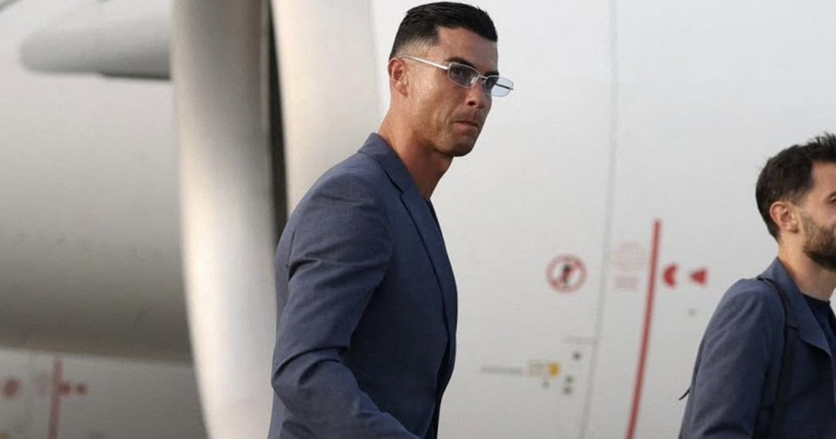 Chuyến bay chở Ronaldo rời tuyển Bồ Đào Nha được theo dõi nhiều nhất thế giới