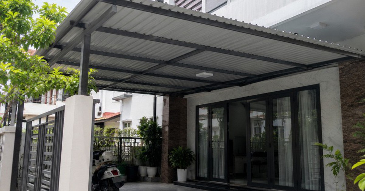 Tại sao ngày càng nhiều gia đình không còn làm mái hiên tôn? 2 vật liệu thay thế vừa che nắng mưa, vừa giúp mặt tiền sang hơn