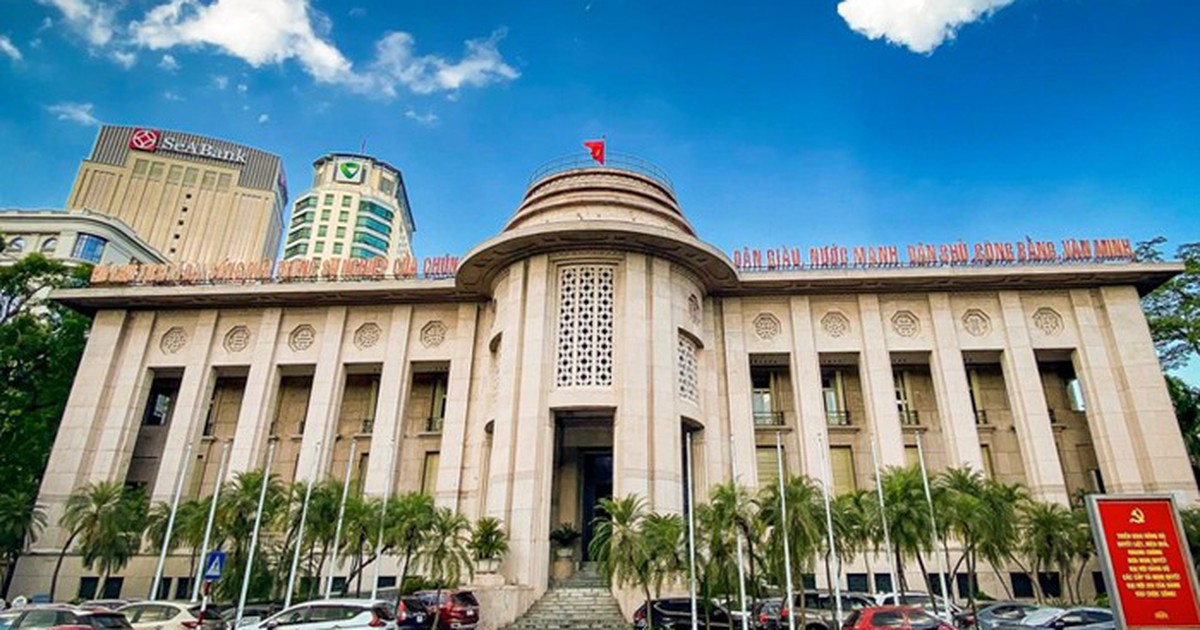 Lãi suất liên ngân hàng tăng gấp 35 lần chỉ sau một đêm, NHNN chuyển sang trạng thái bơm thanh khoản