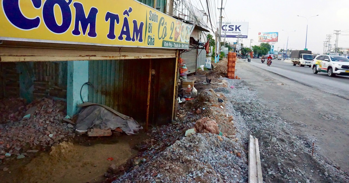 Nhiều nhà dân "lọt thỏm" khi Quốc lộ 13 nâng cao cả mét