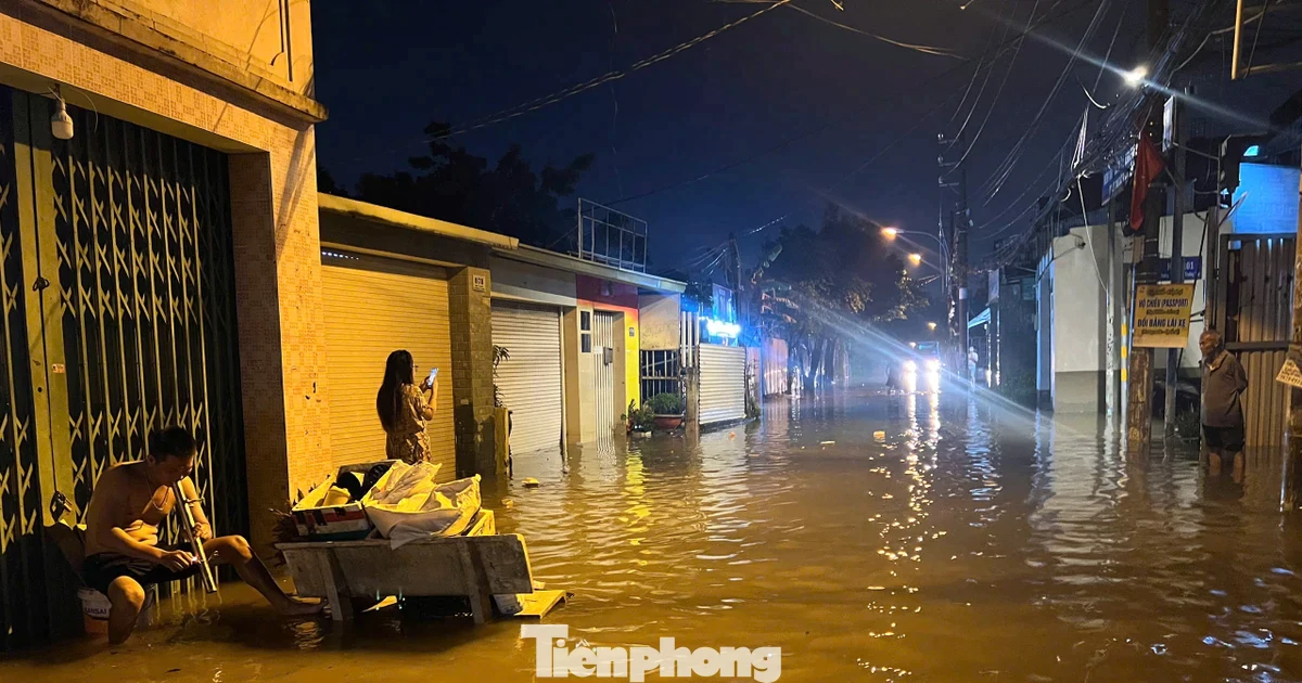 Hàng trăm nhà dân ở TPHCM ngập từ đêm đến sáng: "Nước dâng nhanh, chỉ chưa đầy nửa giờ đã tràn vào"