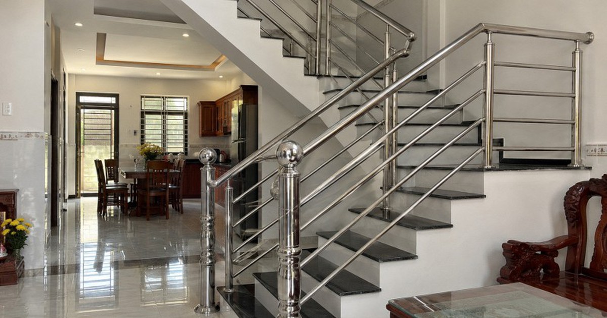 Tại sao ngày càng nhiều gia đình không còn làm cầu thang inox? 2 vật liệu thay thế đẹp, dễ phối nội thất hơn
