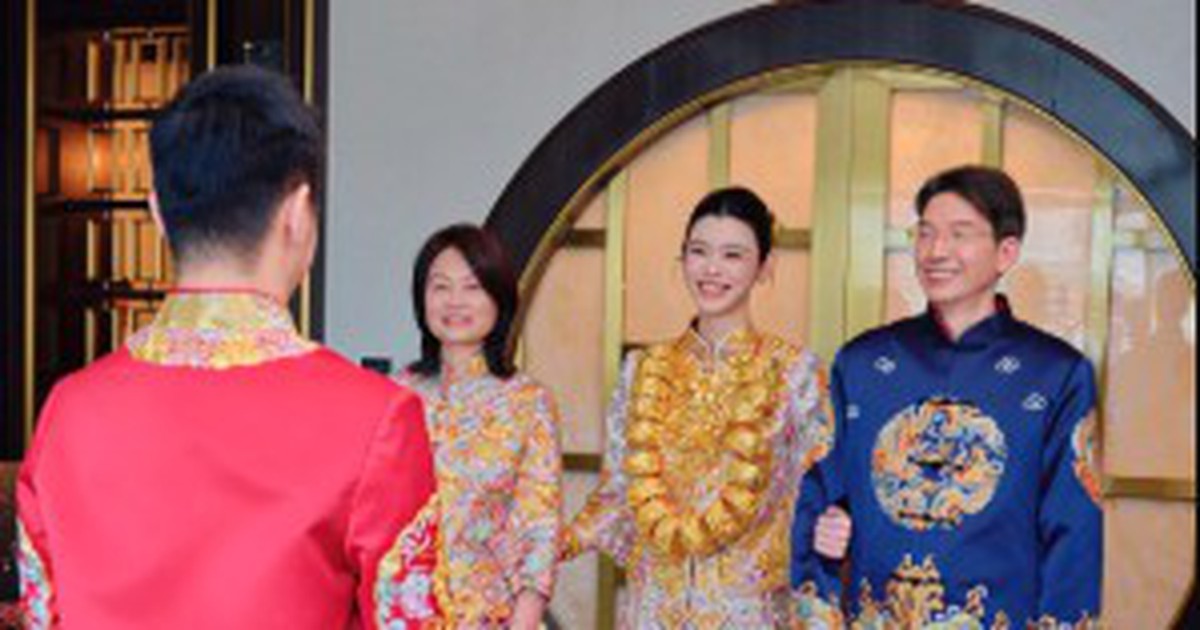 Xôn xao bức ảnh cưới cô dâu đeo vàng "ngập cổ", giá trị lên tới 10 tỷ đồng, mẹ chồng "thưởng nóng" ngay khi sinh con