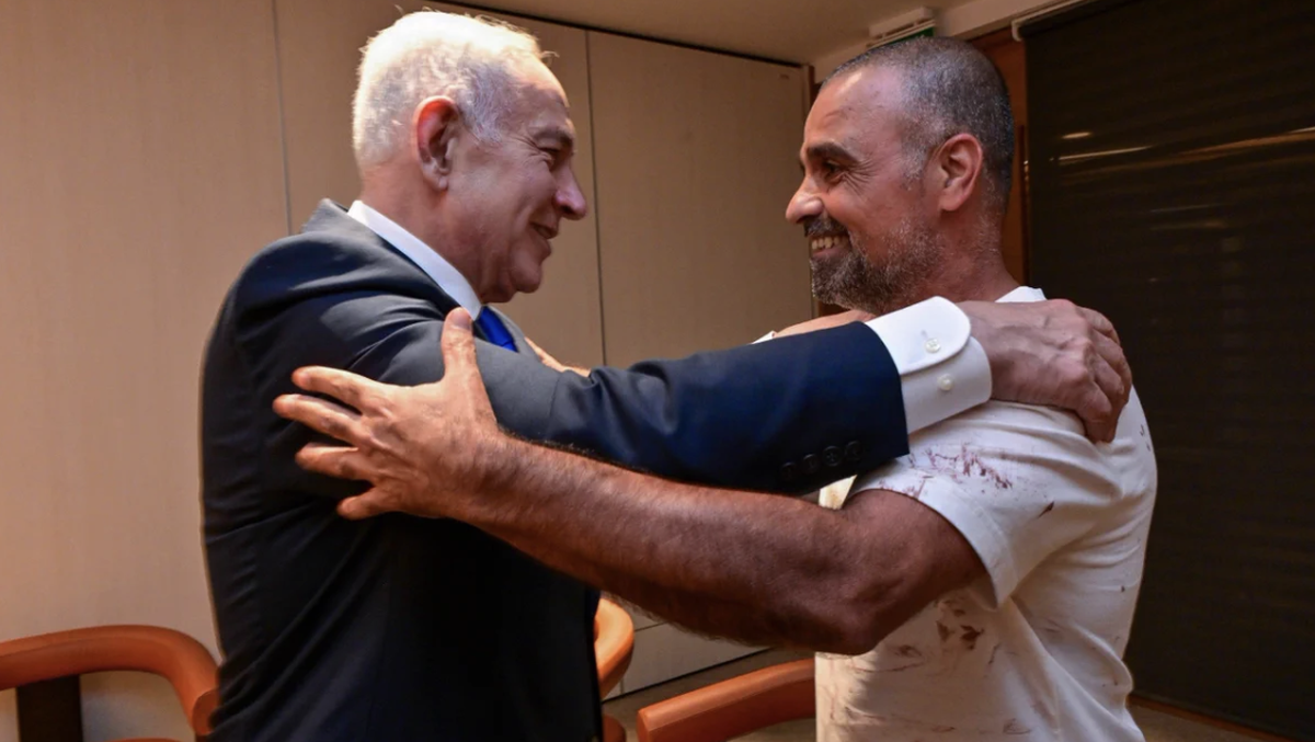 Mặc áo dính máu gặp Thủ tướng Israel, kể chuyện chặn cơ phó cướp máy bay