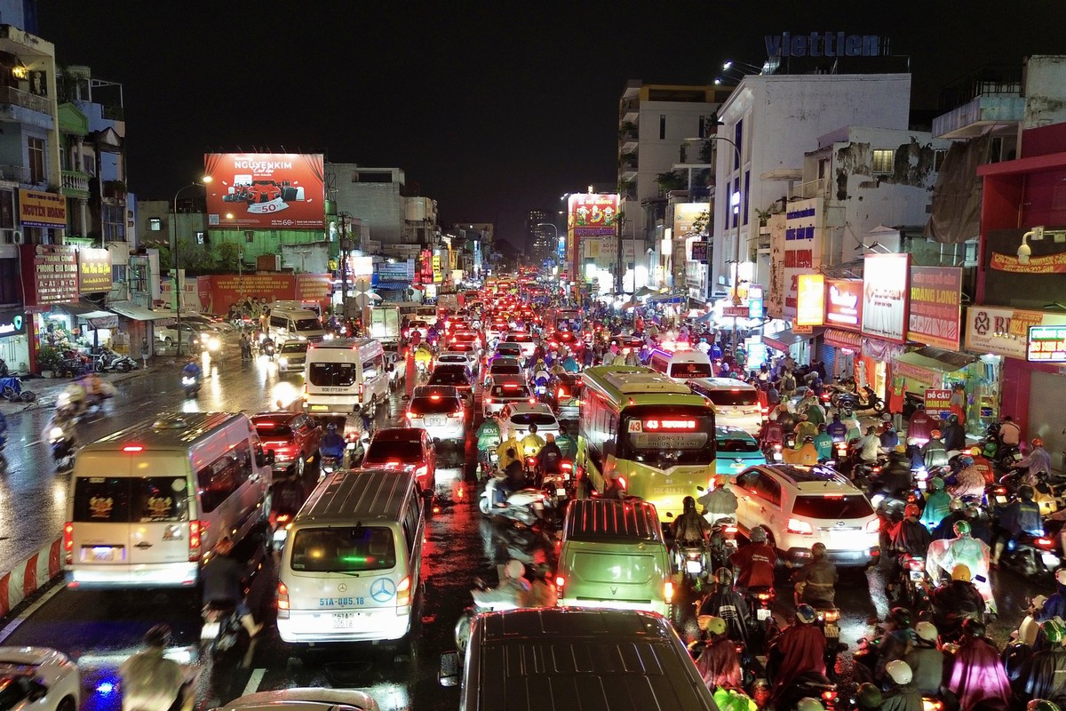 21h nhưng nhiều người tan làm từ chiều vẫn chưa thể về nhà: Các tuyến đường ùn tắc nghiêm trọng trong mưa lớn