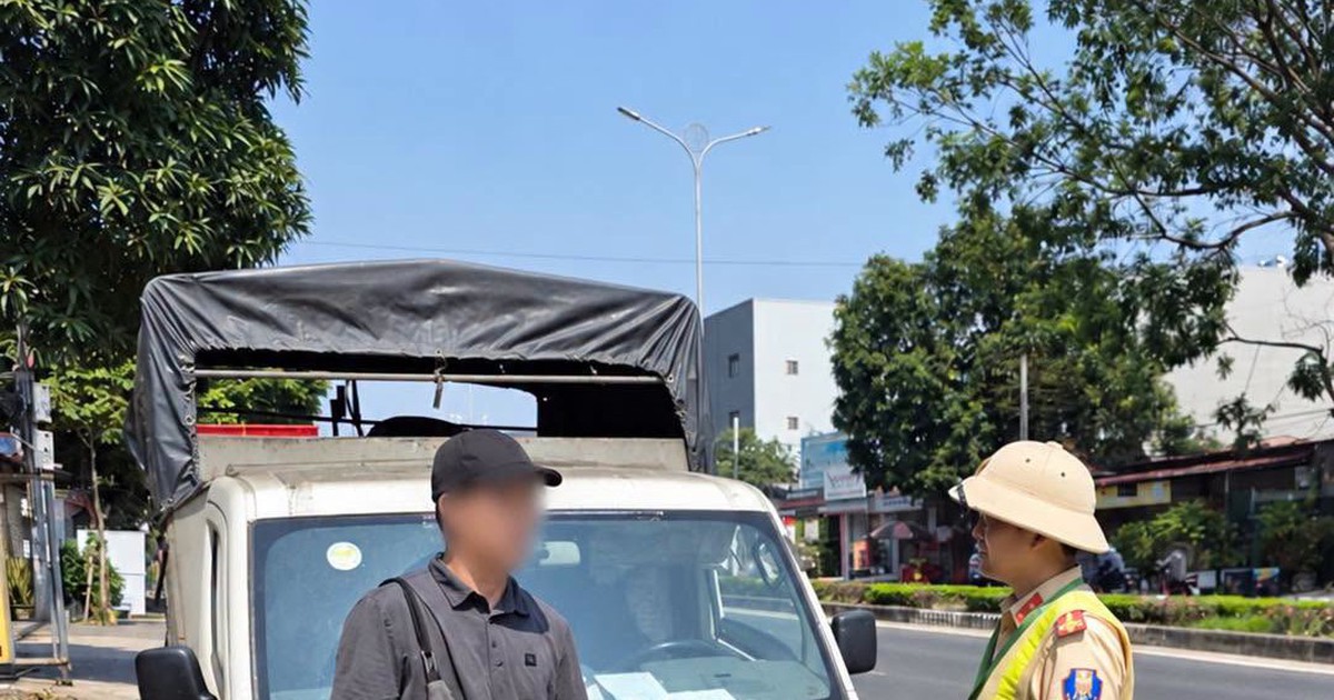 Kiểm tra xe tải lúc 12h20, công an phát hiện bất thường trong 7 thùng phi và 3 rổ nhựa