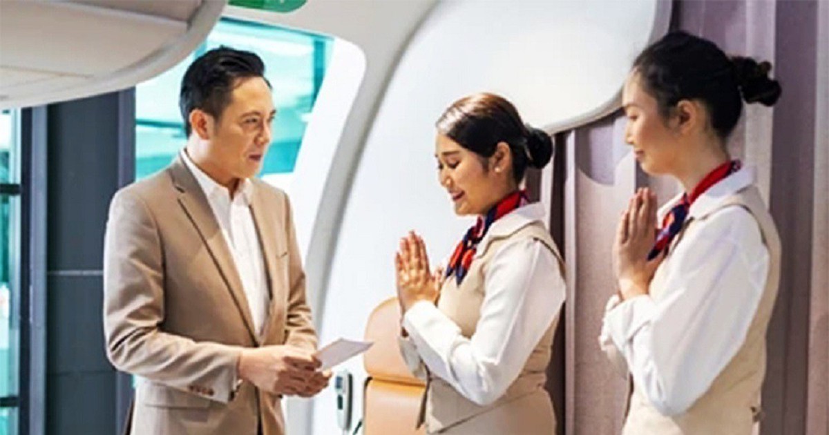 Vì sao tiếp viên hàng không nhìn vào giày của hành khách khi lên máy bay?