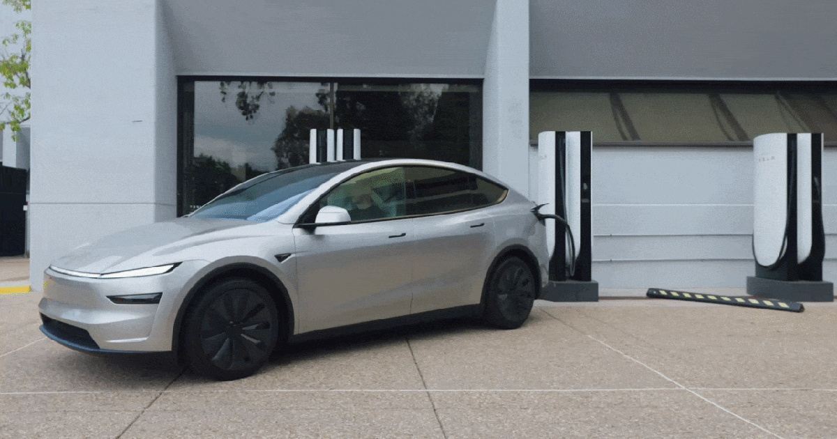 Xe điện Tesla được phép giật đứt dây sạc để thoát hiểm