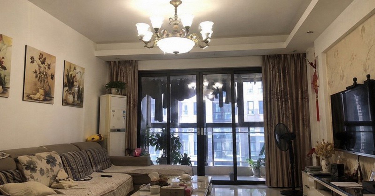 Tại sao ngày càng nhiều gia đình không còn lắp đèn trần giữa phòng khách? 2 cách chiếu sáng mới dễ chịu, linh hoạt hơn