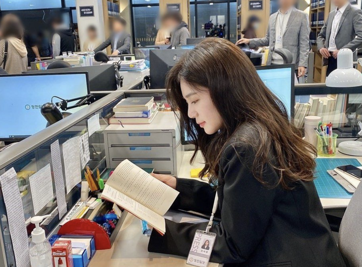 Đang làm việc, đồng nghiệp quay sang hỏi "Em rảnh không, giúp chị tí nhé": Người EQ cao đáp 1 câu mà vừa lòng cả đôi bên