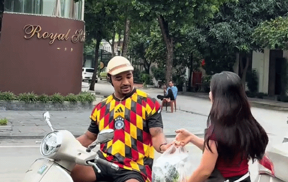 Xuân Son về Ninh Bình hậu chấn thương: Đi mua bún chả, chủ quán từ chối tính tiền