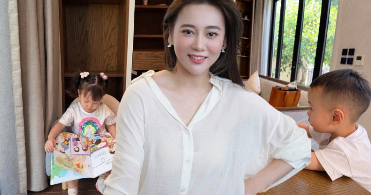 Phương Oanh khoe cặp song sinh hơn 2 tuổi: con gái ngồi đọc sách như tiểu thư, quý tử gõ laptop ra dáng "tổng tài nhí"