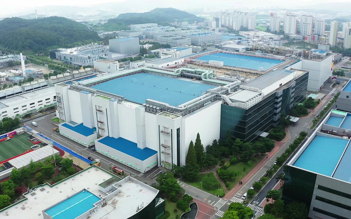 Samsung đưa 100 kỹ sư Việt Nam sang Hàn Quốc học công nghệ bán dẫn, chuẩn bị sản xuất “vàng AI” vừa tăng giá gần 5 lần