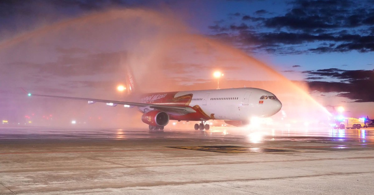 Đúng tối 10/10, một máy bay đặc biệt của Vietjet được chào đón bằng nghi thức phun vòi rồng tại sân bay Cộng hòa Séc