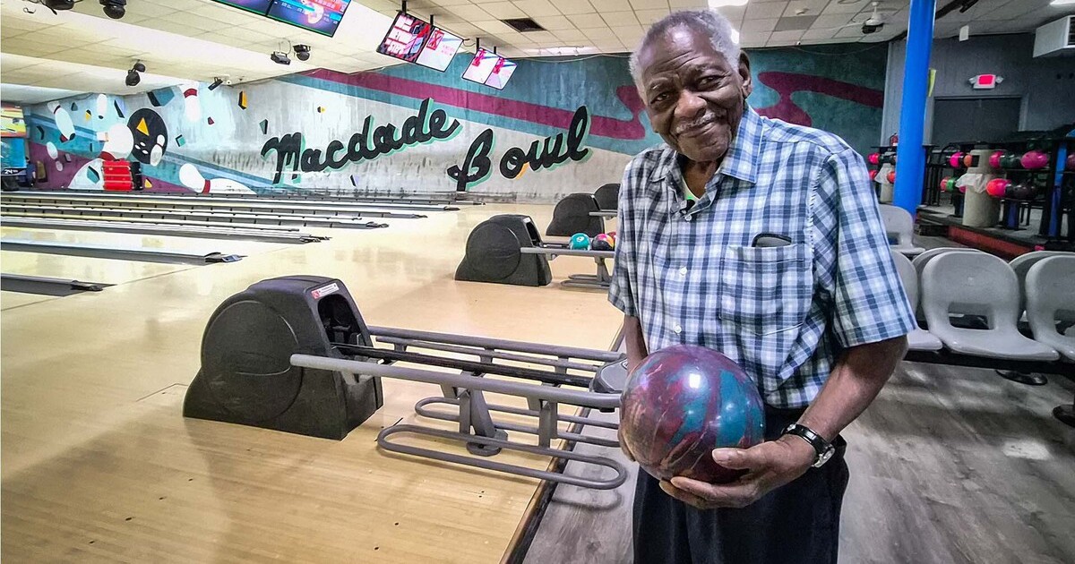 Cụ ông 100 tuổi vẫn đi chơi bowling hàng tuần chia sẻ bí quyết trường thọ