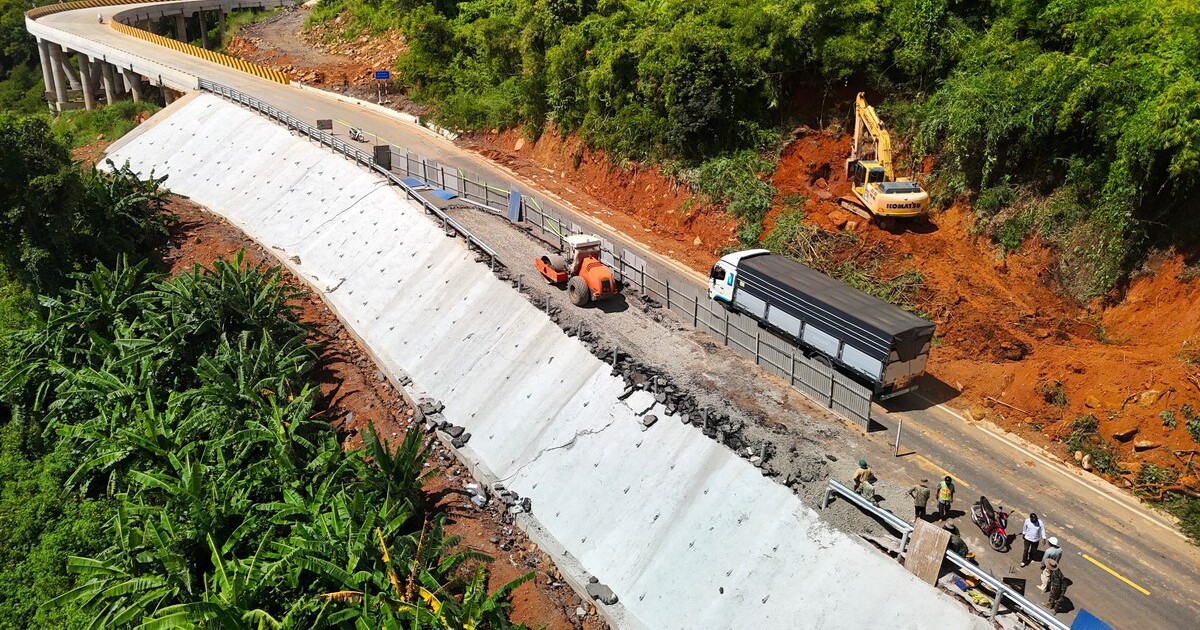 Cận cảnh cách xử lý điểm sụt lún dài 40m trên đèo Đại Ninh ở Lâm Đồng