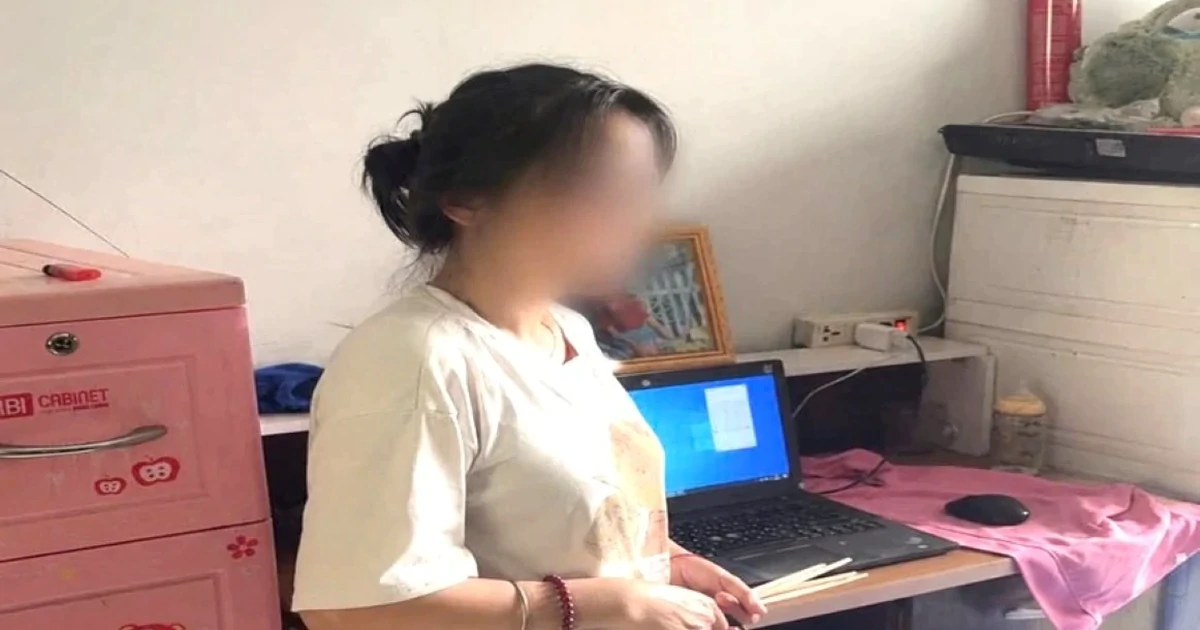 Đột kích bắt quả tang người phụ nữ gọi hàng nghìn cuộc điện thoại, giăng bẫy "nhận tiền an sinh"