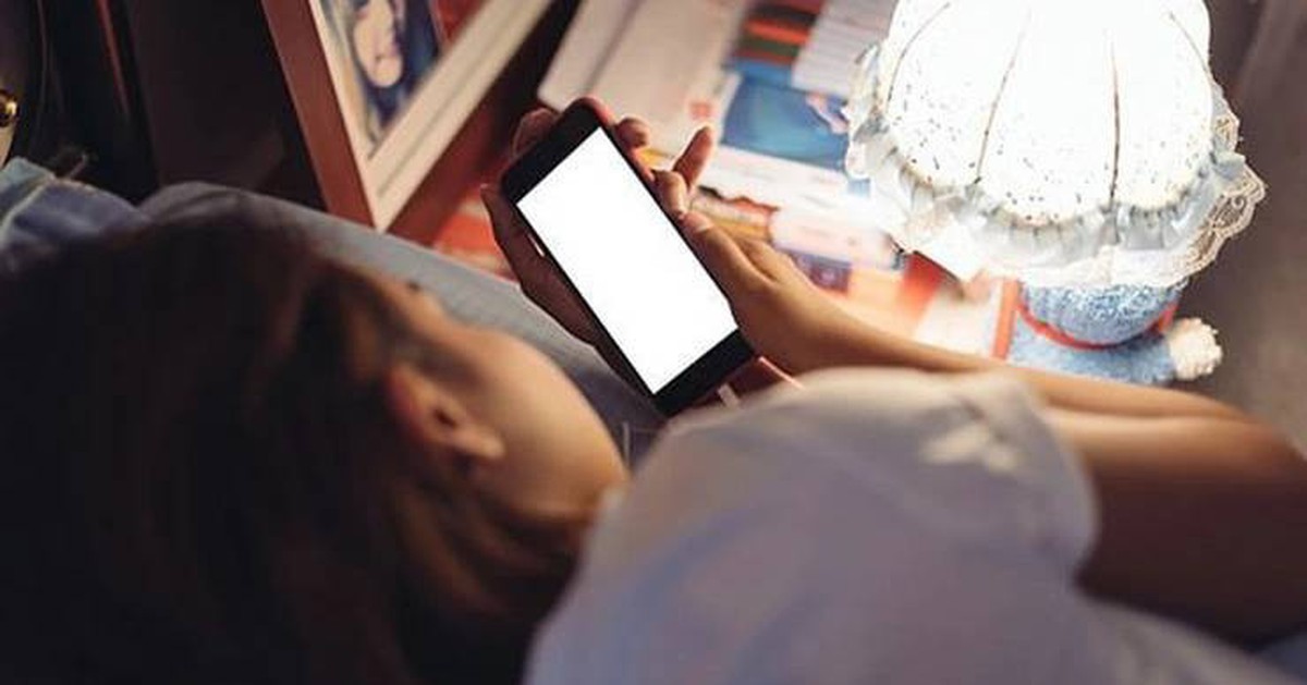 Lời khuyên dành cho những người nhất định phải xem điện thoại trước khi ngủ
