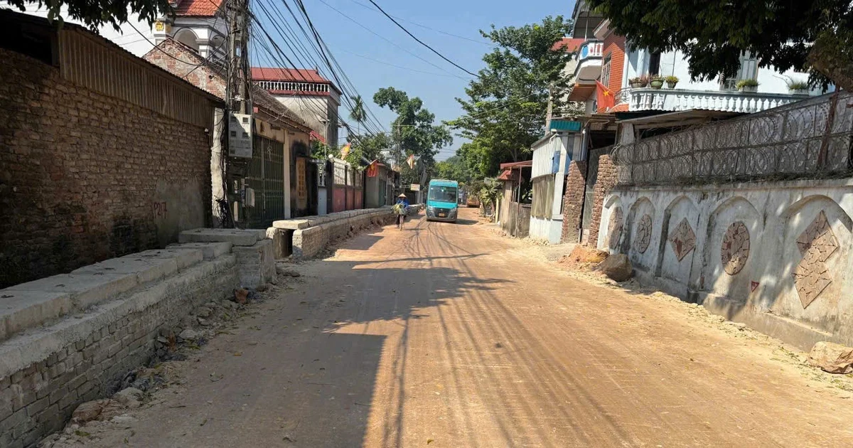 Hà Nội: Dở khóc dở cười bắc ván vào nhà vì cống thoát nước cao như "tường thành"